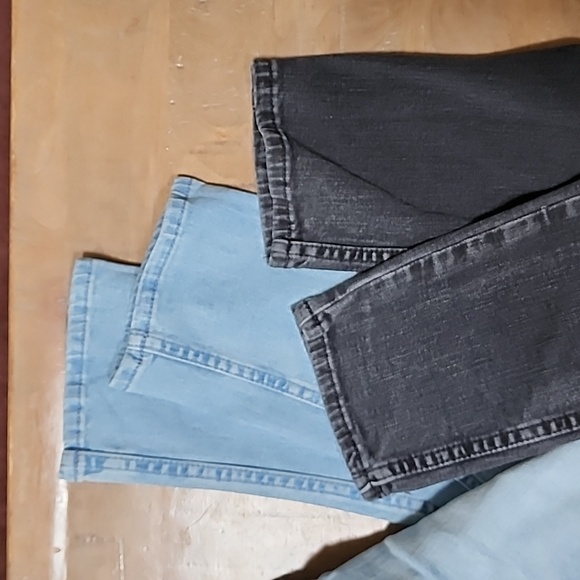 Two pair of Hollister skinny jeans - Picture 3 of 4